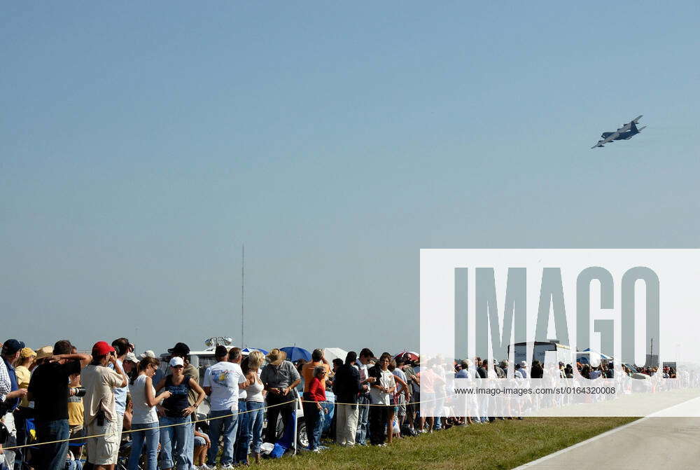 KENNEDY SPACE CENTER, FLA. Crowds fill the areas along NASA Causeway at NASA s Kennedy Space
