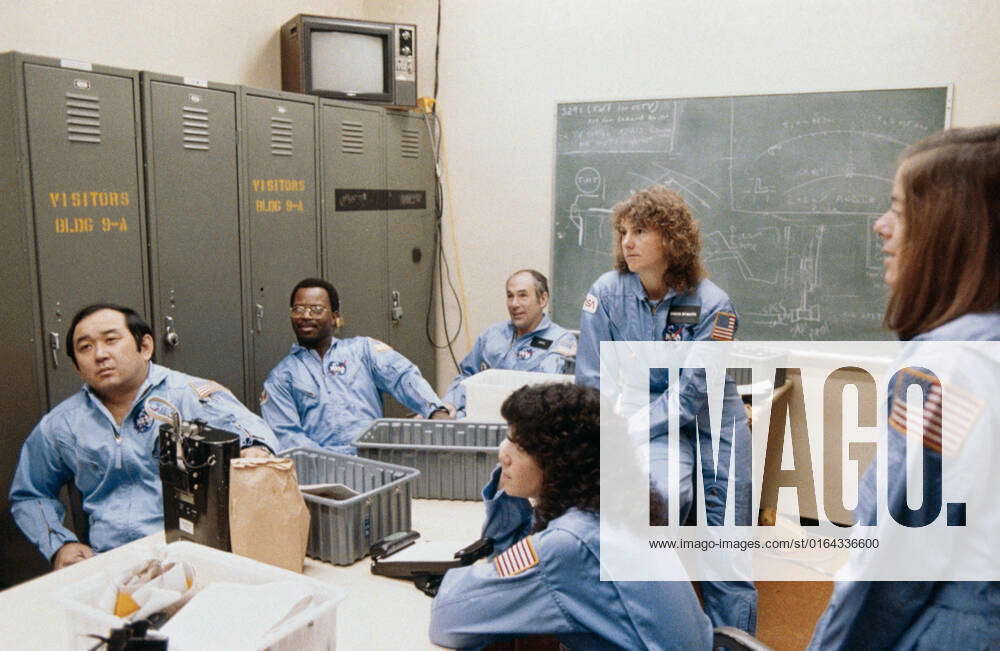 S86-25186 (December 1985) --- Five members of the prime crew for NASA s ...