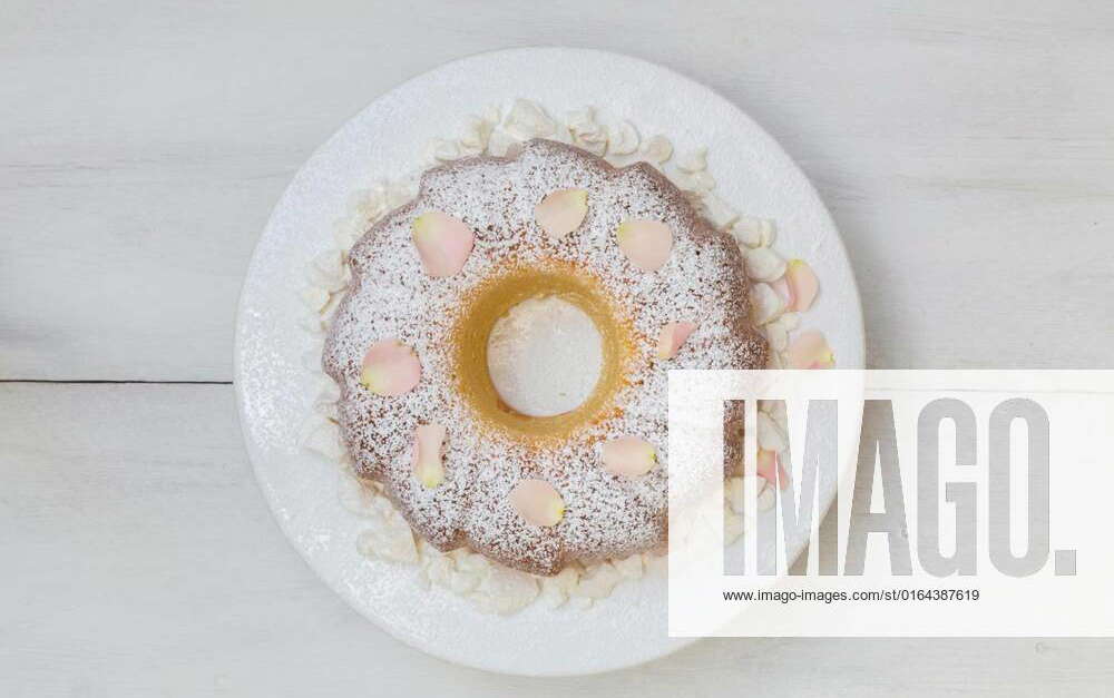 Ring cake with icing sugar and flower, Ring cake with icing sugar and
