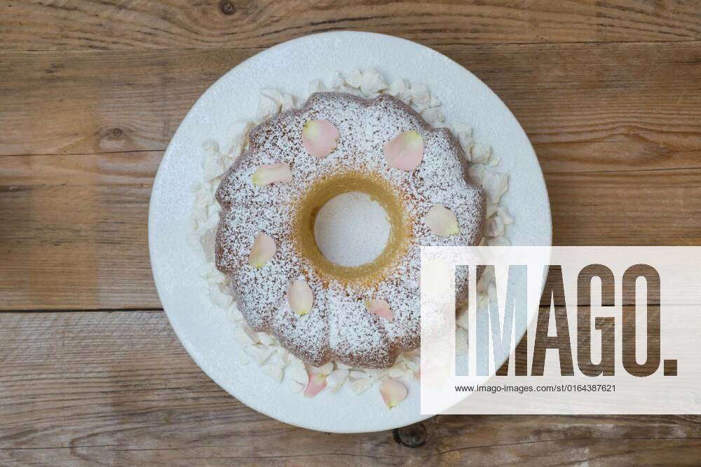 Ring cake with icing sugar and flower, Ring cake with icing sugar and