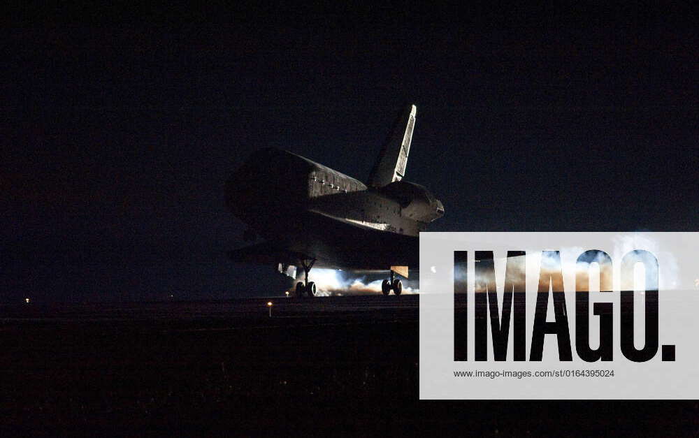 STS130-S-092 (21 Feb. 2010) --- Space shuttle Endeavour lands on Runway ...