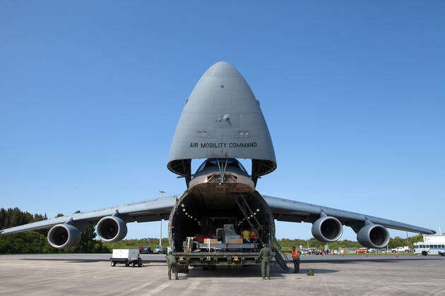 An Air Force C-5 Galaxy transport plane approaches the Shuttle Landing ...