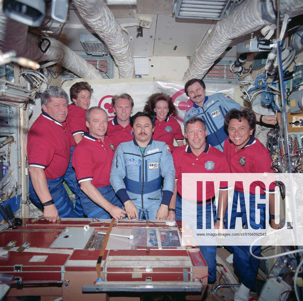 Sts091-703-031 (2-12 June 1998) --- The Sts-91 Crew And The Mir-25 