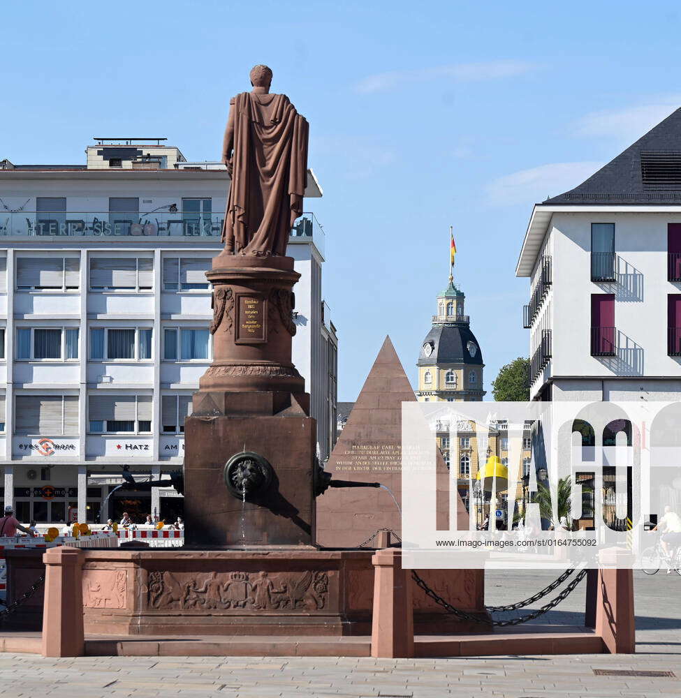 Ludwigsbrunnen, Karlsruher Pyramide Auf Dem Marktplatz In Karlsruhe Mit ...