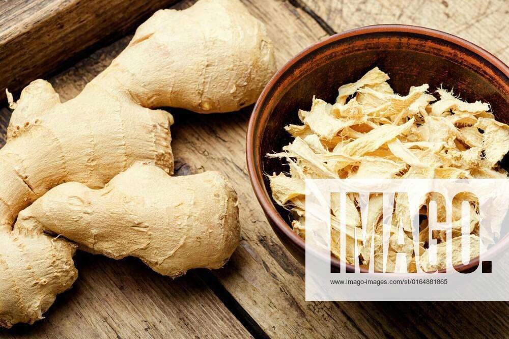 Dried ginger root., Slices of dry ginger and raw rhizome ginger, Slices of dry ginger and raw rhizom