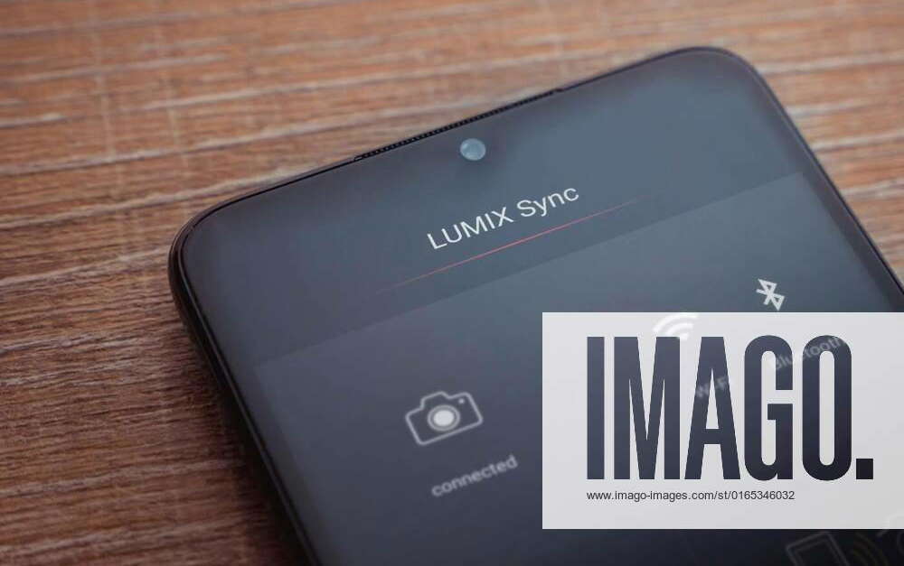 Panasonic LUMIX Sync app launch screen with logo on the display of a