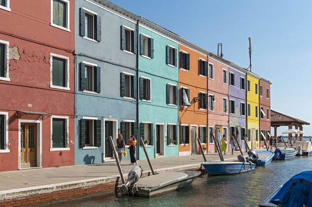 Colourful houses along canal, Fondamenta di Cao Moleca, Burano, Venice ...