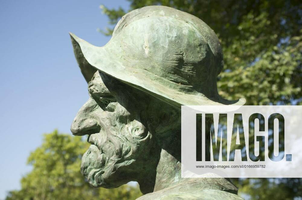 Francisco Pizarro statue. Profile closeup, Badajoz, Spain - September ...