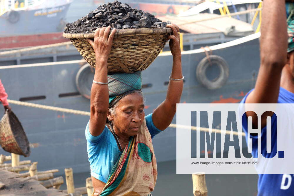 September 7, 2022, Dhaka, Dhaka, Bangladesh: Workers unloading a heavy ...