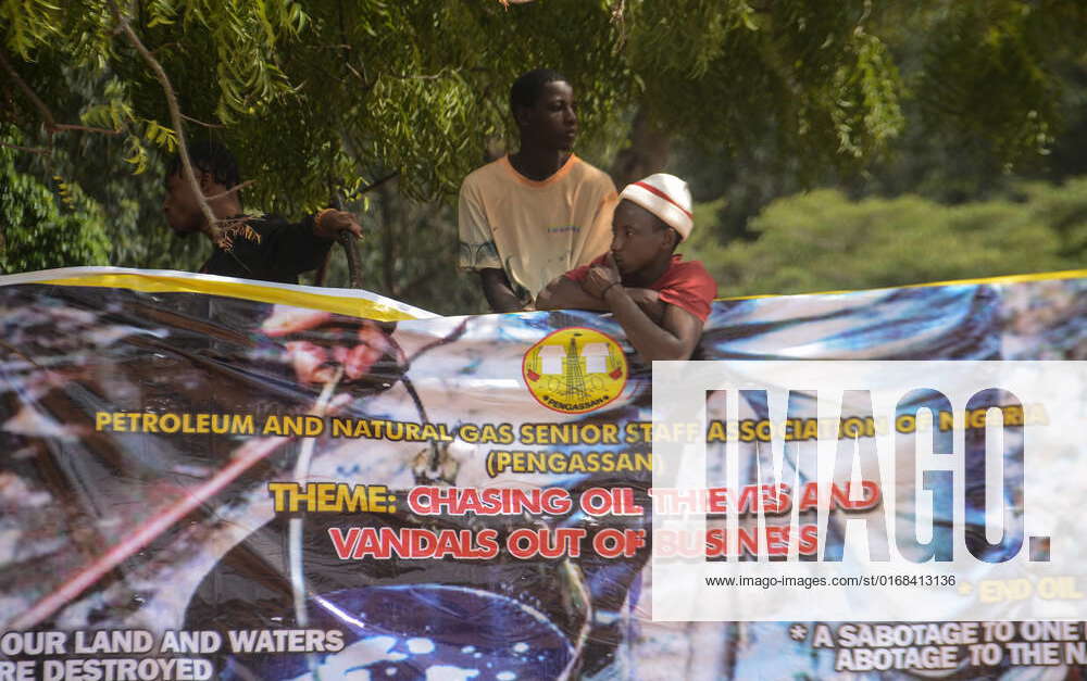 Nigeria, Proteste gegen ÖlIndustrie in Abuja Protest In Nigeria A boy rest his arms on a banner