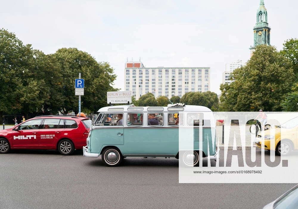 Stadtrundfahrt In Einem Alten VW Bulli Durch Die Innenstadt Von Berlin ...