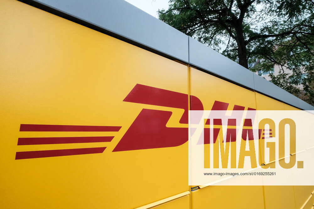 Düsseldorf 16 09 2022 post DHL parcel parcels Amazon returns return CO2 online shopping shopping