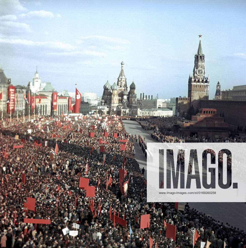 Fidel Castro welcomed by thousands on Red Square 590130 28.04.1963 ...