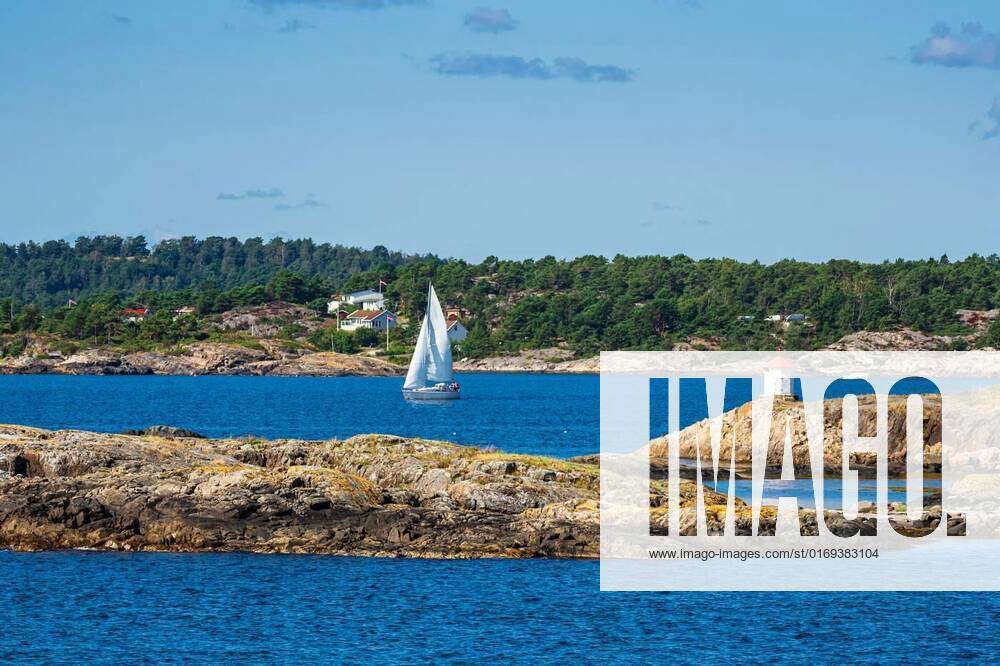 Lighthouse and sailboat on the archipelago island Merdø in Norway ...
