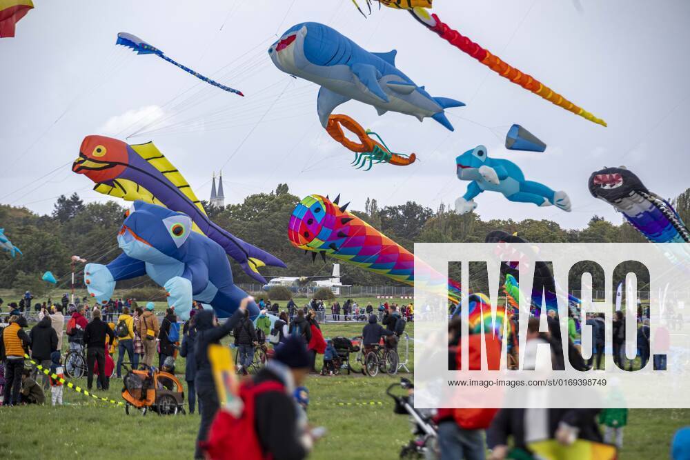 Festival of giant kites on the Tempelhof field, over 80 kite fliers ...