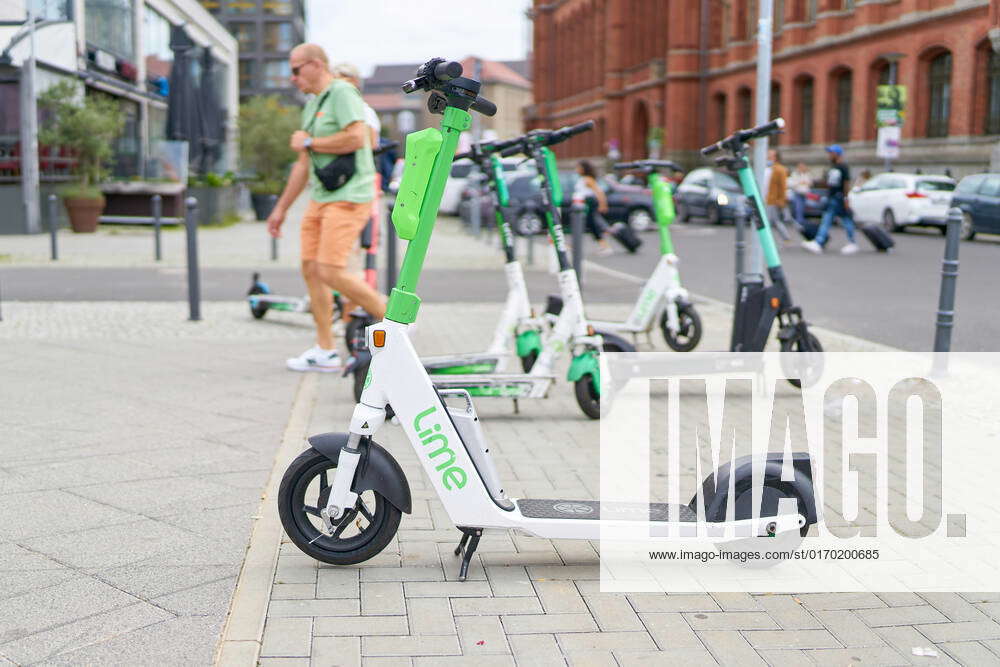 Parkende EScooter des Vermieters Lime in Berlin Parkende EScooter des