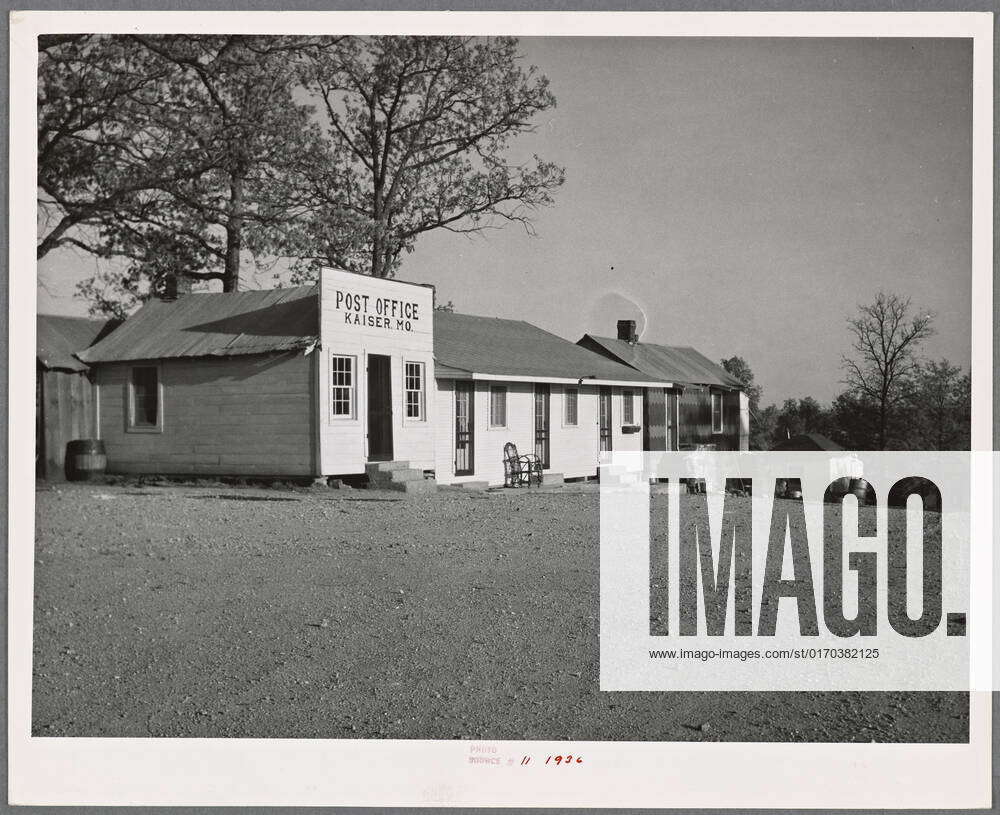 Post office at Kaiser, Missouri.. Photographs. 1936-05. The Miriam and ...