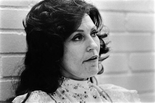 GOTHENBURG 1977 04 11 American country artist Loretta Lynn back stage ...