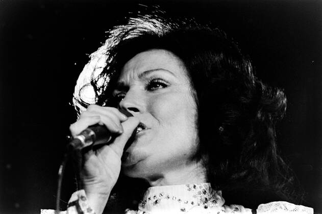 GOTHENBURG 1977 04 11 American country artist Loretta Lynn back stage ...