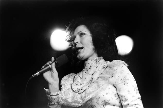 GOTHENBURG 1977 04 11 American country artist Loretta Lynn back stage ...