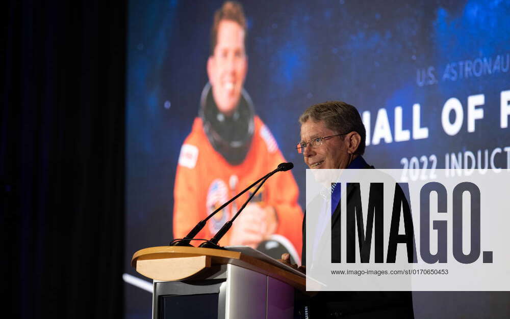 Former NASA astronaut David Leestma speaks after receiving his medal ...