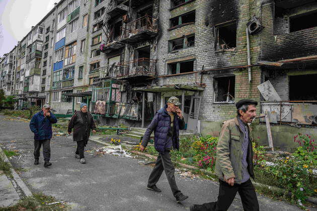 October 8, 2022, Lyman, Ukraine: Residents in a badly shelled ...