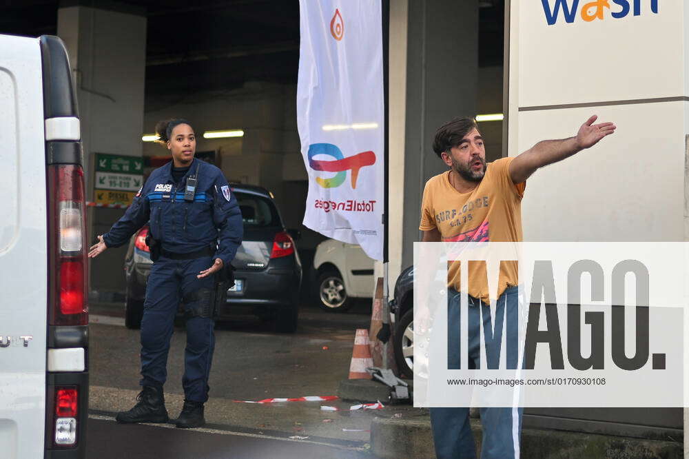 Tensions liees Ã la penurie de carburant Station TotalEnergies a Charenton le Pont. NEWS