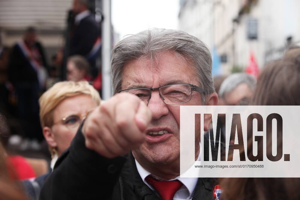 EXCLUSIF:Jean Luc Melenchon harangue la foule lors de la 1 ere marche ...