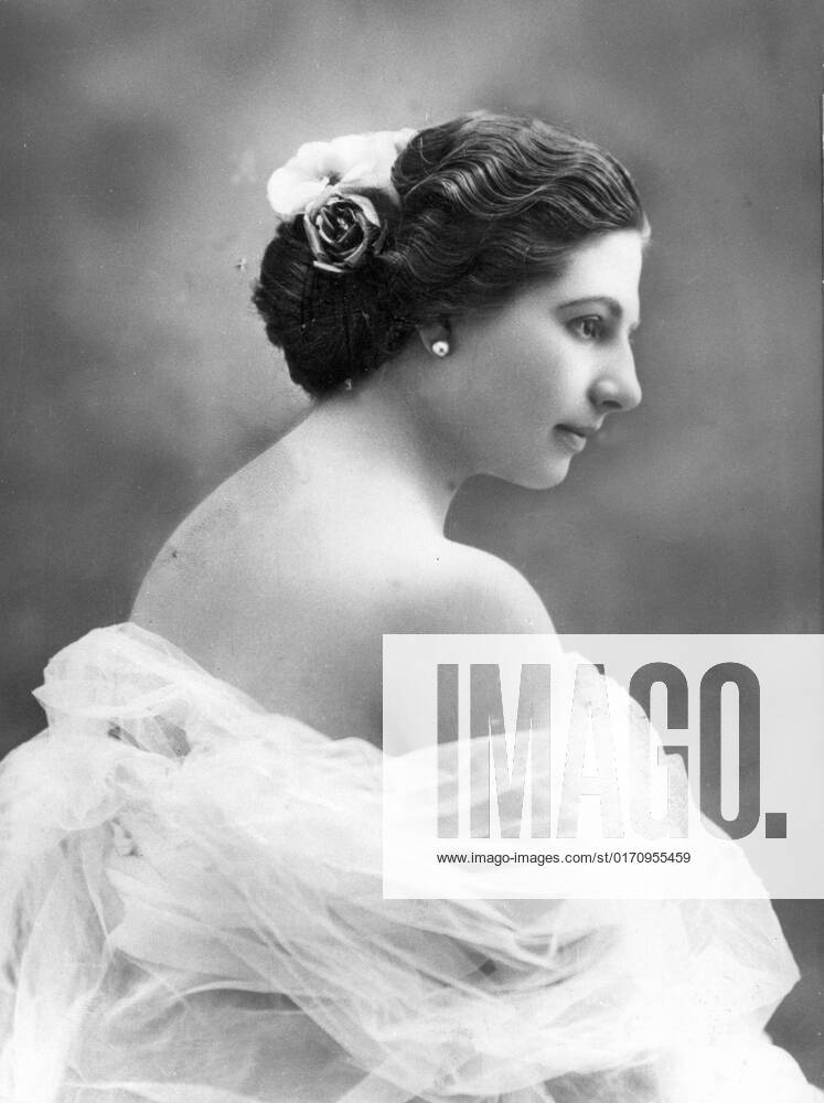 Circa 1900, Paris, France: Dutch exotic dancer and courtesan MATA HARI ...