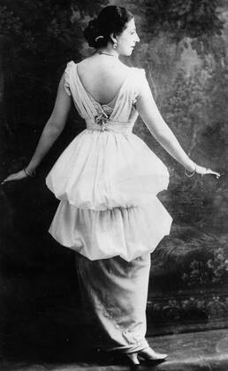 Circa 1900, Paris, France: Dutch exotic dancer and courtesan MATA HARI ...