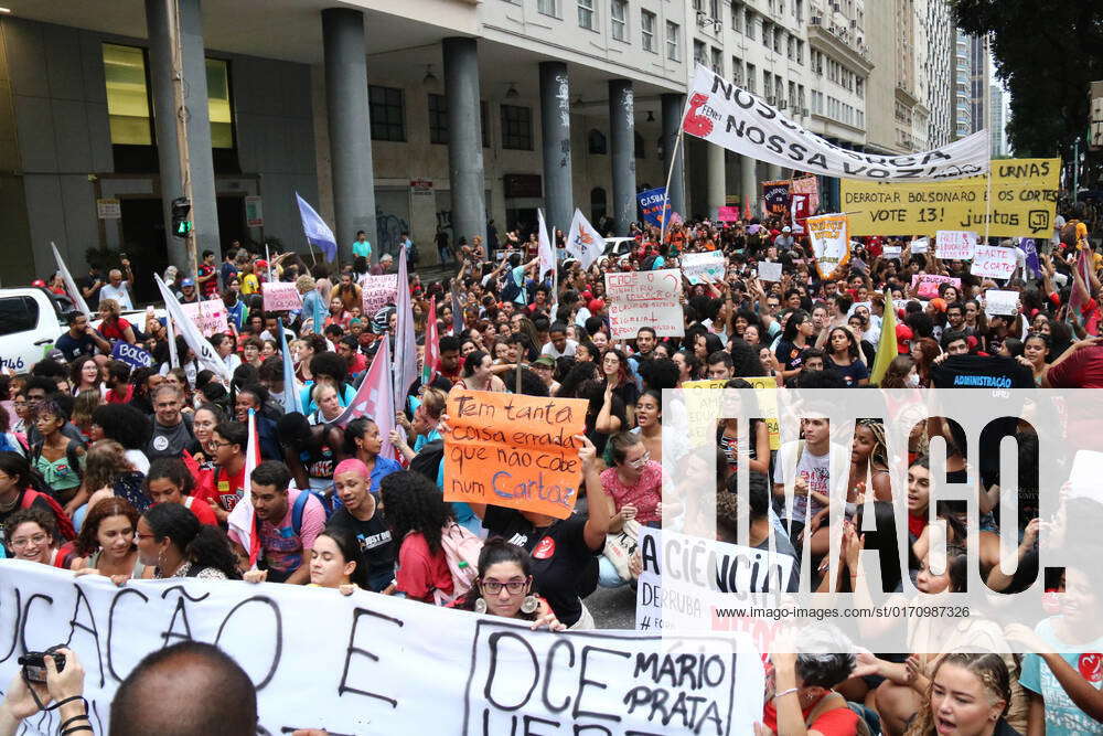 RIO DE JANEIRO, RJ - 18.10.2022: PROTESTO CONTRA CORTE NA EDUCAÇÃO NO ...