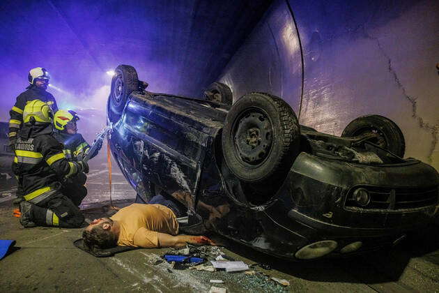 Sankt Jakob im Rosental, Austria: Austrian firemen tend to an accident ...