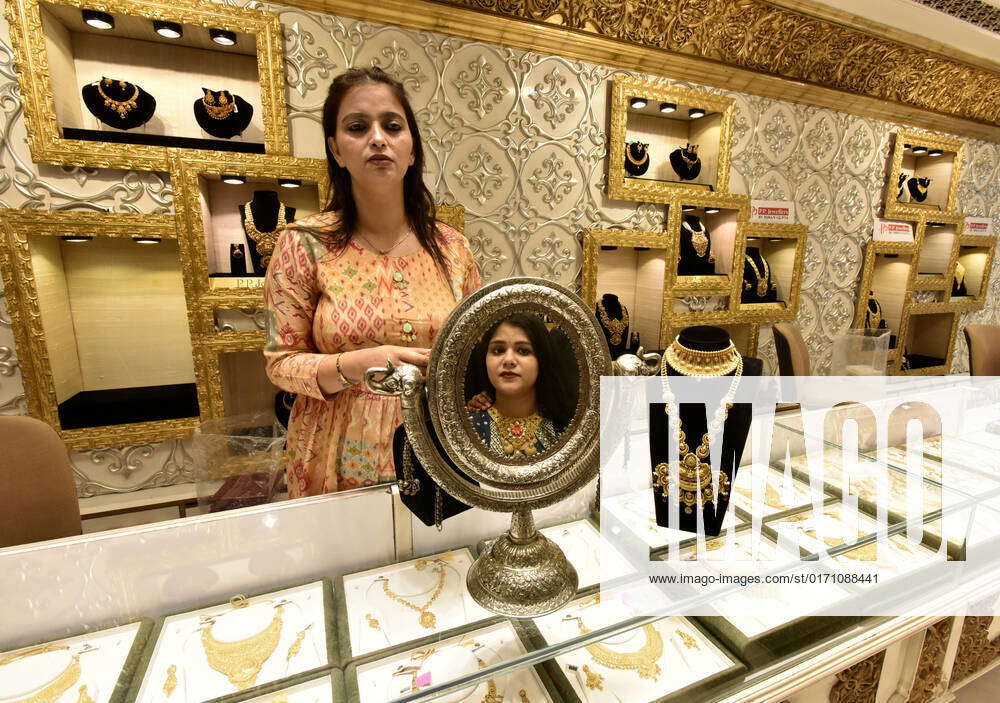 NEW DELHI INDIA OCTOBER 22 People purchase gold Jewellery at