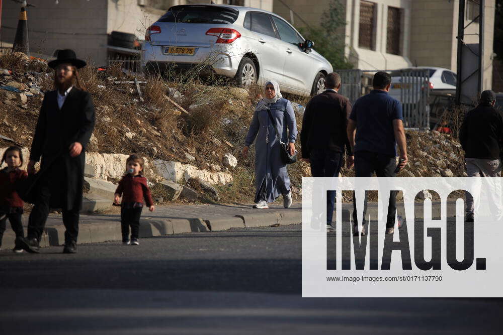 Israeli forces stand guard to secure and protect the settlers in the ...