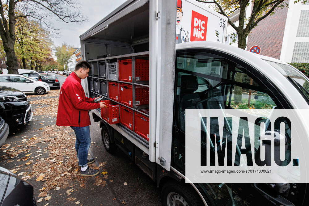 27 10 2022 Düsseldorf Picnic Runner delivering an order Picnic is an online supermarket The Dutch