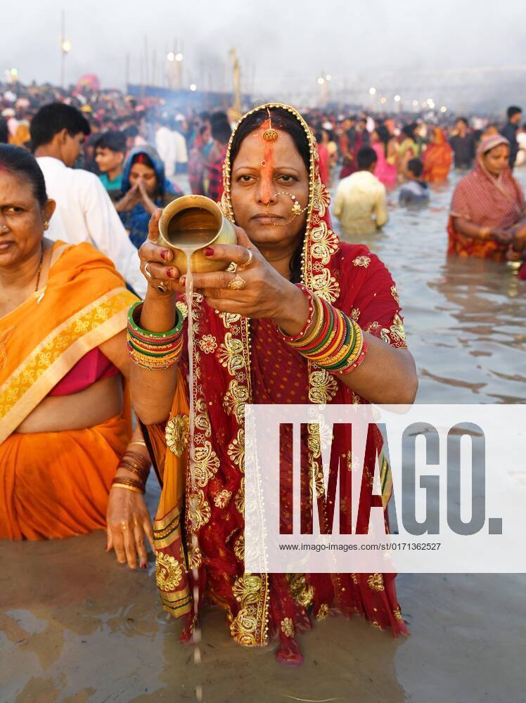 Patna India October 31 A Devotee Performs Rituals On Chhath Puja At