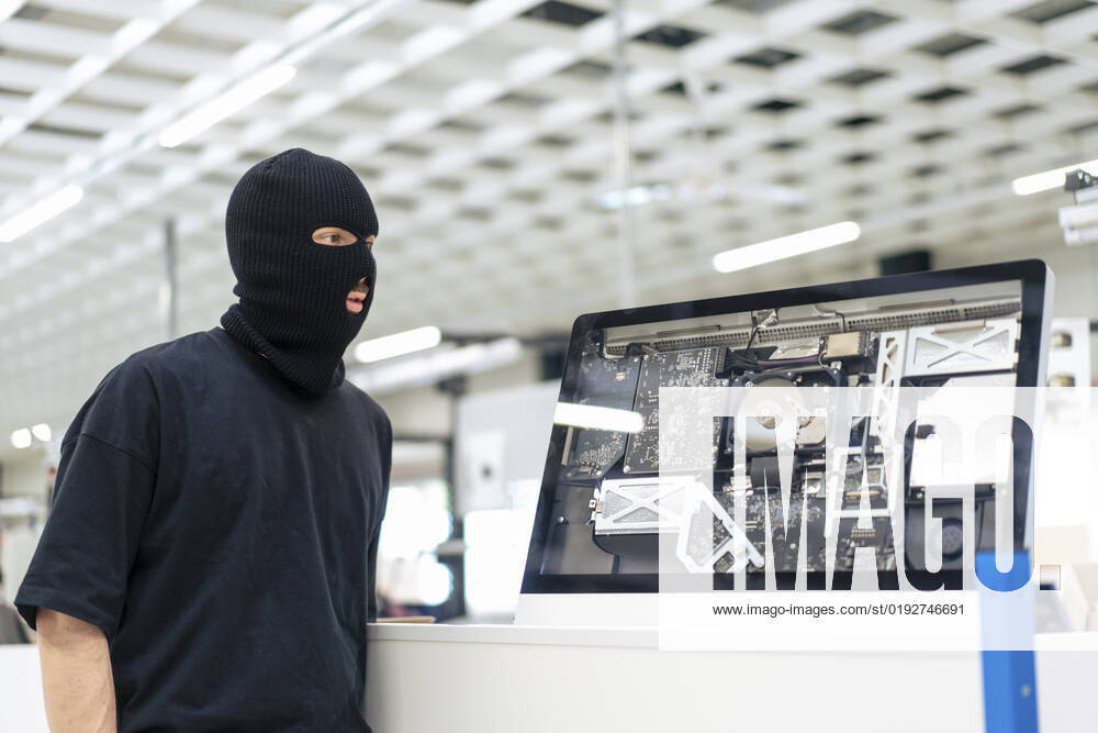 Computer Robber Robber standing by computer at warehouse model released, Symbolfoto ...