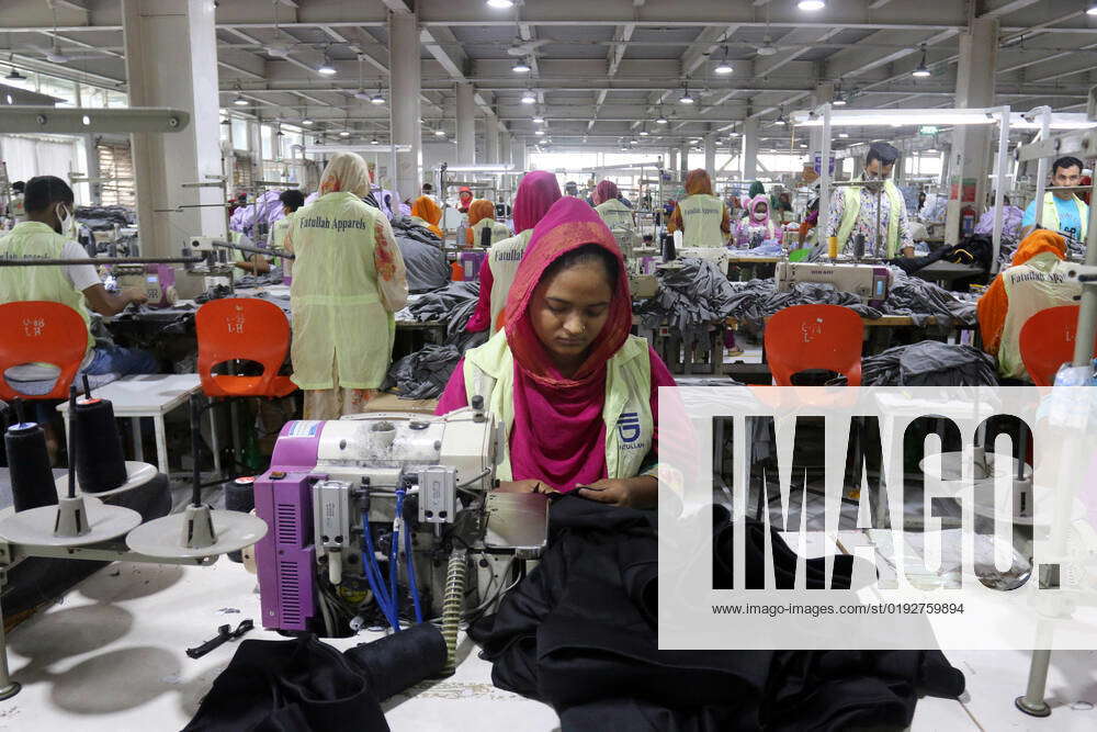 November 2, 2022, Dhaka, Dhaka, Bangladesh Bangladeshi worker works at