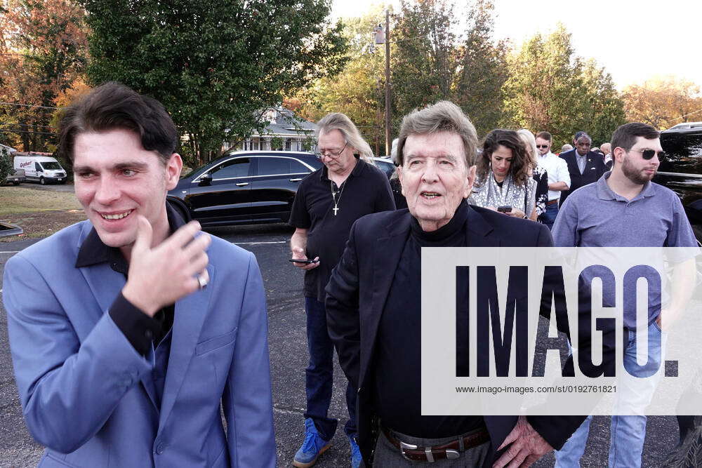 November 3, 2022, Hernando, Mississippi, USA Ronald Smith, center, who says he was in the first ban