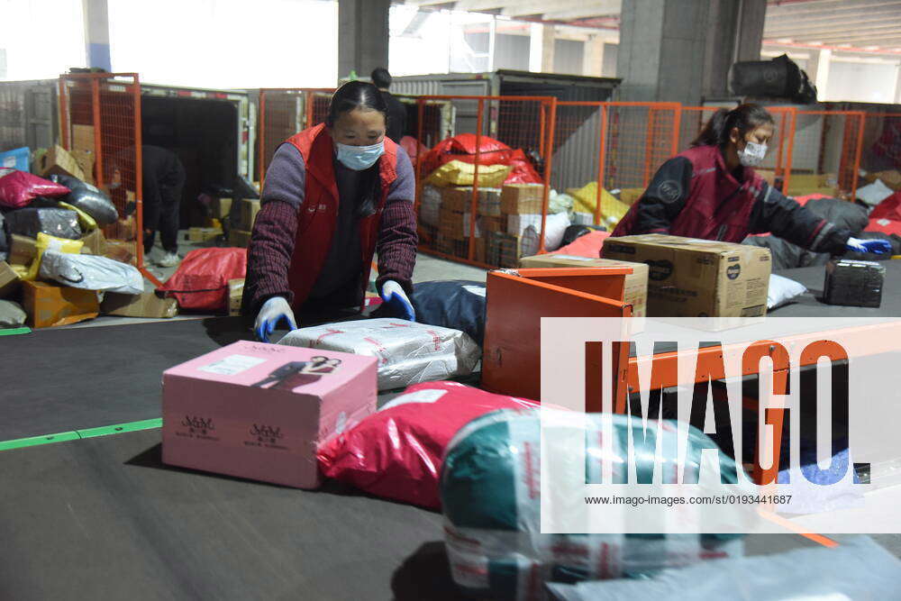 Yuantong Express staff are sorting express packages on the assembly ...