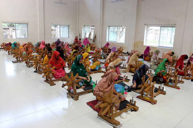 Dhaka, Bangladesh: Workers spin thread from cotton to make traditional ...