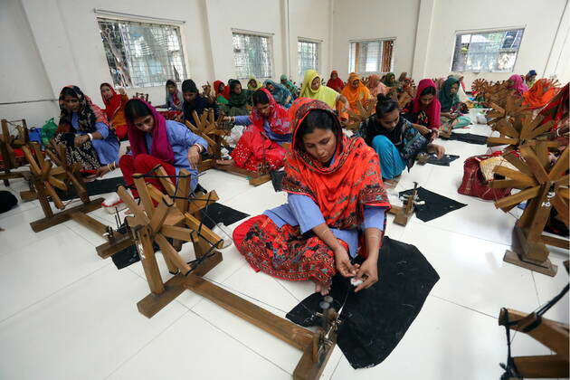 Dhaka, Bangladesh: Workers spin thread from cotton to make traditional ...