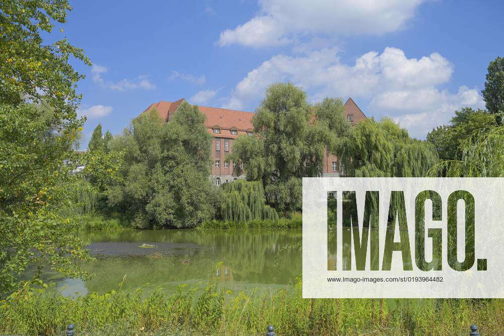 kreuzpfuhl-lake-primo-levi-gymnasium-wei-ensee-pankow-berlin