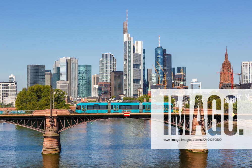 Frankfurt Skyline mit Fluss Main und Stadtbahn auf Ignatz Bubis Brücke ...