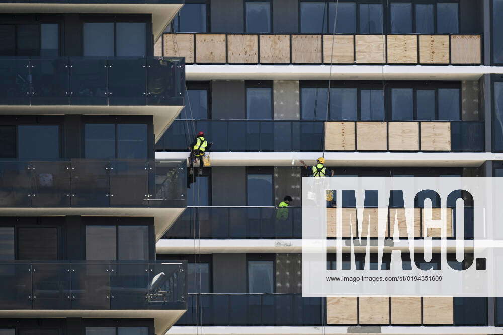 CONSTRUCTION EMPLOYMENT STOCK, Painters abseil while working on the