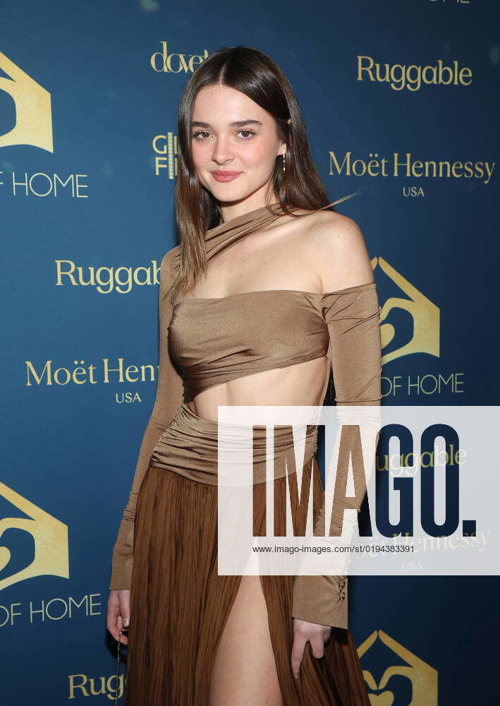 17 November 2022 -Beverly Hills, California - Charlotte Lawrence. A