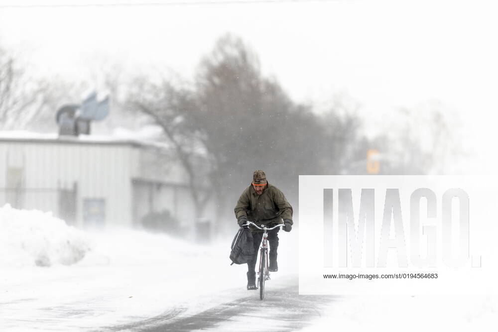 November 19 2022 Fort Erie ON Canada A Man Rides His Bike Down The   M 