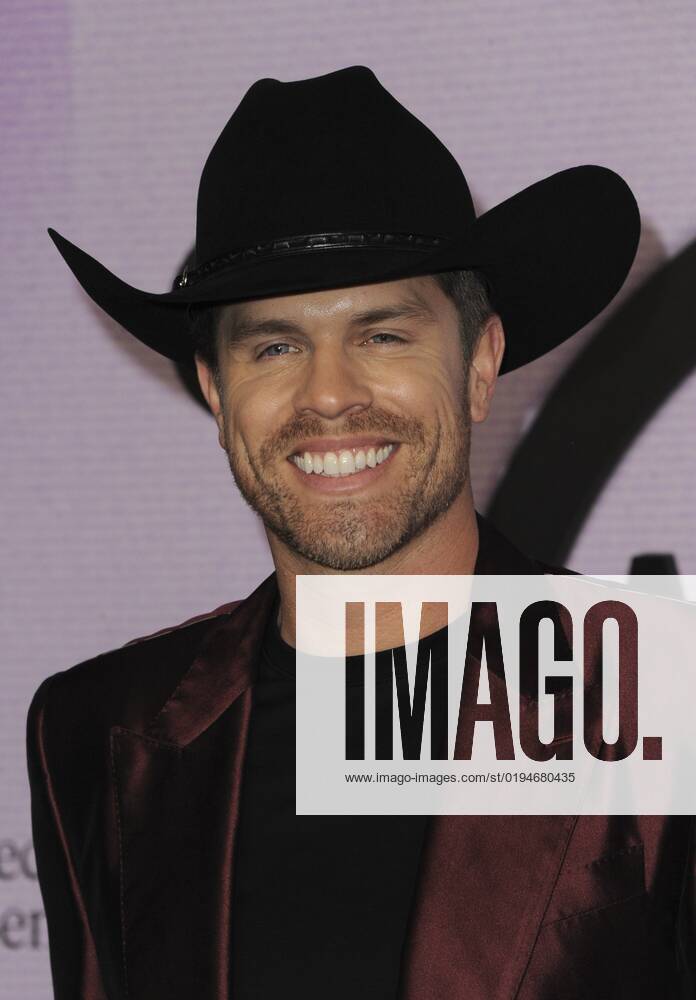 Dustin Lynch at arrivals for 2022 American Music Awards Part 2