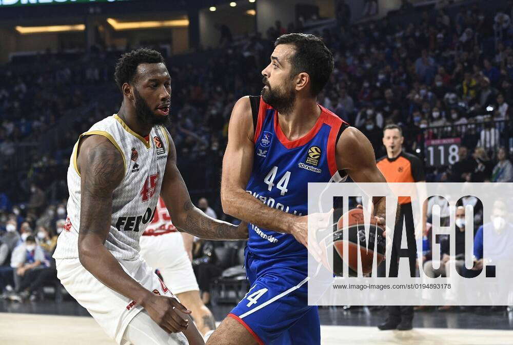 Krunoslav Simon (R) Of Anadolu Efes Istanbul And Donta Hall (45) Of AS ...