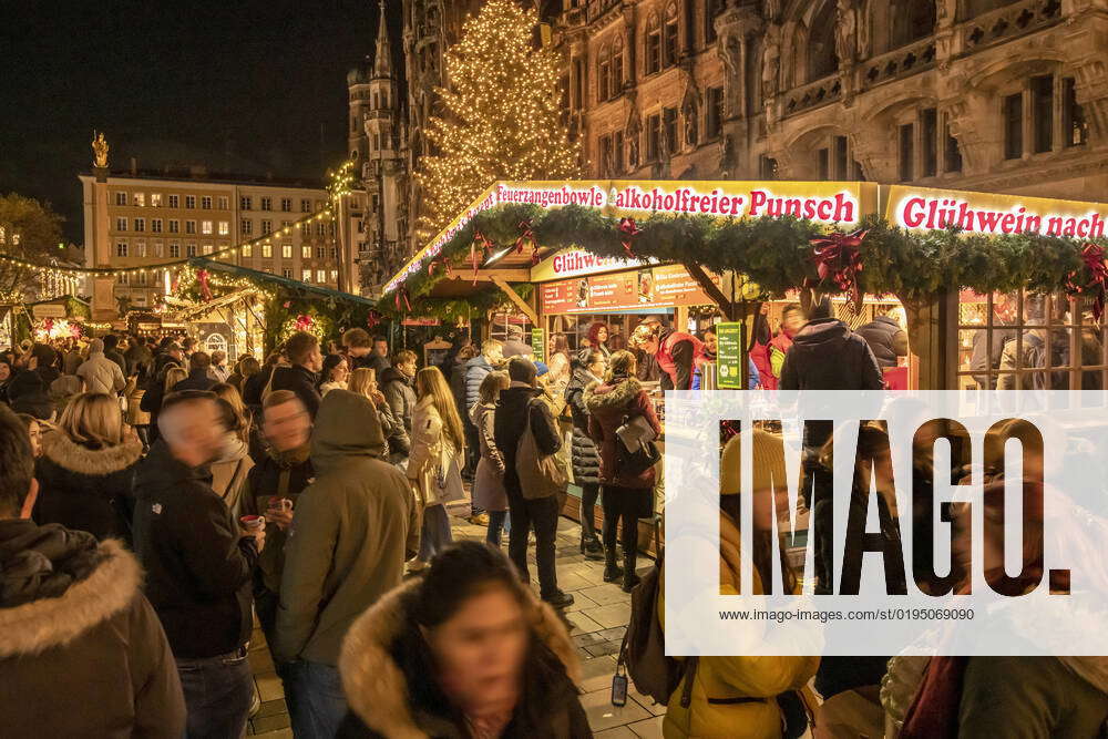 Munich Christmas market, traditional Christmas market on Marienplatz, mulled wine stand, Munich